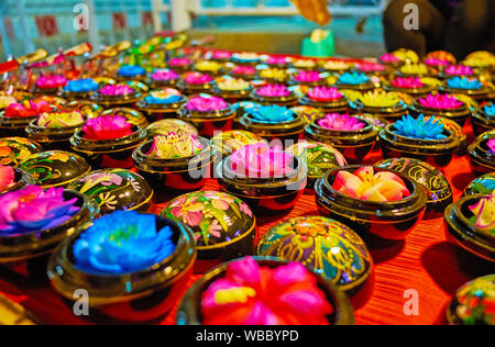 Der Zähler von einem Stall mit Breite Auswahl an handgemachten geschnitzten Blumen Seife in kleine Kisten aus Holz, mit floralen Mustern bedeckt, Chiang Mai Night Market, Th Stockfoto