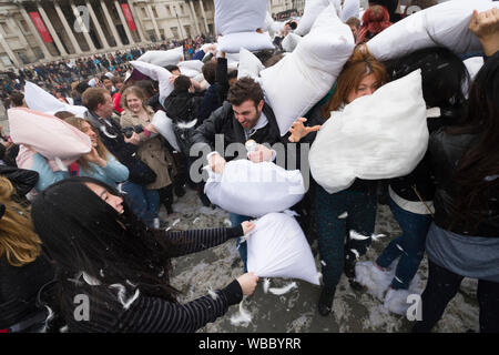 Die Leute, die zum Teil International Pillow Fight Day, Trafalgar Square, London, Großbritannien. Kissenschlachten geschieht in verschiedenen Ort rund um den Stockfoto