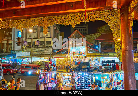 CHIANG MAI, THAILAND - 2. Mai 2019: Der Blick auf den Pavillon der Ei Nacht Markt von den geschnitzten Halle Night Bazaar Shopping Center, am 2. Mai in Chi Stockfoto