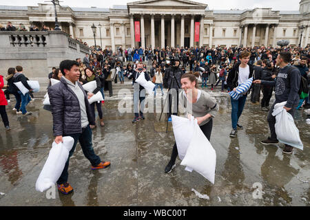 Die Leute, die zum Teil International Pillow Fight Day, Trafalgar Square, London, Großbritannien. Kissenschlachten geschieht in verschiedenen Ort rund um den Stockfoto