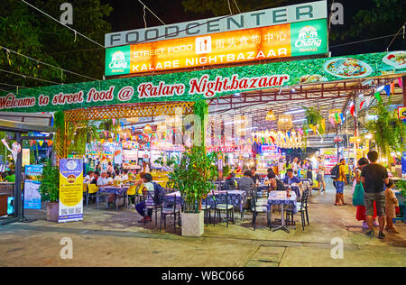 CHIANG MAI, THAILAND - 2. Mai 2019: Die überdachte Essen Zone der Ei Nacht Markt mit Cafés und Tabellen in überdachten Pavillon, dekoriert mit Lanna lante Stockfoto