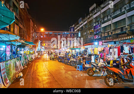 CHIANG MAI, THAILAND - 2. Mai 2019: Die Gasse mit zahlreichen Kleidungsstück Stände des Warorot Market erstreckt sich entlang der Chiang Moi Road, am 2. Mai in Chiang M Stockfoto