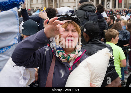 Die Leute, die zum Teil International Pillow Fight Day, Trafalgar Square, London, Großbritannien. Kissenschlachten geschieht in verschiedenen Ort rund um den Stockfoto