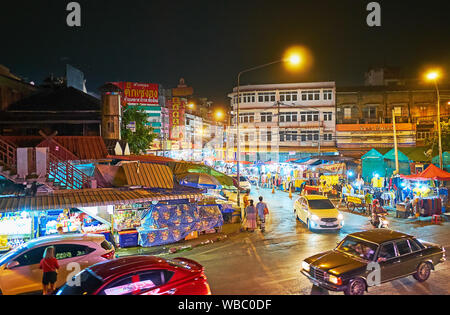 CHIANG MAI, THAILAND - Mai 2, 2019: Der belebten Praisanee Straße an der Warorot Nachtmarkt mit seinen zahlreichen beleuchteten Ständen und Straßenverkäufer, auf Ma Stockfoto