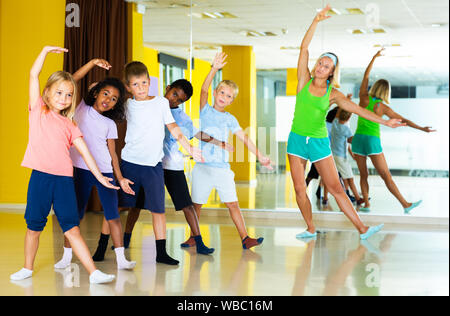 Gruppe von Tweens training Bewegungen des Modern Dance Choreografie Studio mit weiblichen Trainer Stockfoto