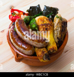 Kapama ein Gericht der bulgarischen Küche mit Sortiment Fleisch, Trauben rollen und gefüllte Paprika Stockfoto