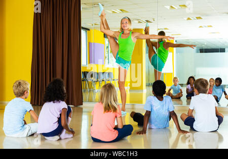 Frau Trainer Holding Group Tanz Training mit tweenagers im modernen Tanz Klasse Stockfoto