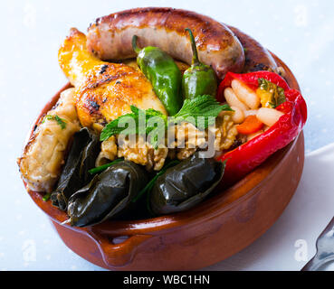 Teller mit leckeren bulgarischen kapama mit Trauben Brötchen, Wurst, Hähnchen und gefüllte Paprika Stockfoto