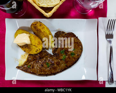 Gebratene Kalbsleber mit Kartoffeln auf einem weißen Teller Stockfoto