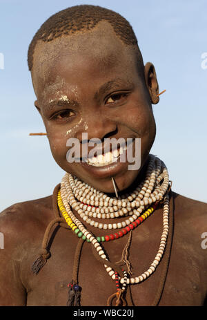 Schöne tribal Karo Mädchen in Koricho, untere Omo Valley, Äthiopien Stockfoto