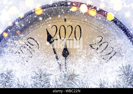 Countdown bis Mitternacht. Retro Style Wecker zählen die letzten Augenblicke vor Weihnachten und Neues Jahr 2020. Stockfoto