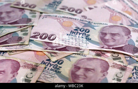 Türkische Lira banknots. 100 TL und 200 TL. Stockfoto