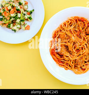Italienische Art Spaghetti mit Fleischbällchen in Tomatensauce Stockfoto