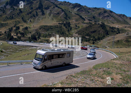 Wohnmobile erklimmen Sie die spektakuläre Kurven des Port de Bonaigua pass in Katalonien, Spanien Stockfoto