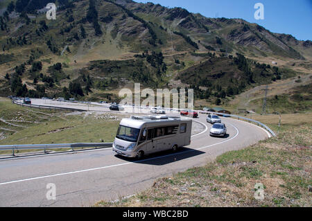 Wohnmobile erklimmen Sie die spektakuläre Kurven des Port de Bonaigua pass in Katalonien, Spanien Stockfoto