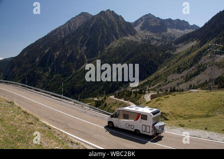 Wohnmobile erklimmen Sie die spektakuläre Kurven des Port de Bonaigua pass in Katalonien, Spanien Stockfoto