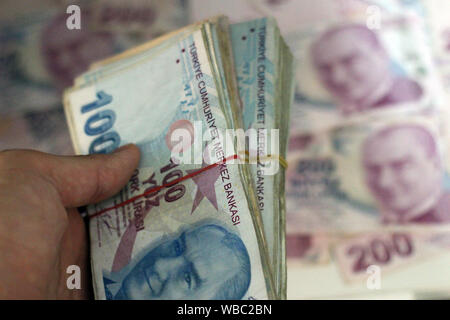 Türkische Lira banknots. 100 TL und 200 TL. Stockfoto