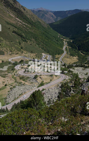 Die spektakuläre Kurven des Port de Bonaigua pass in Katalonien, Spanien Stockfoto