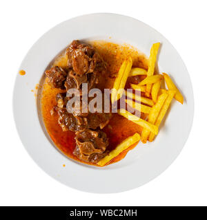 Ochsenschwanz in Sauce - Rabo de Toro. Spanisches Gericht. Auf weissem Hintergrund Stockfoto