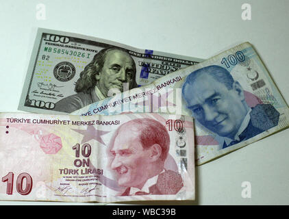 Türkische Lira banknots. 100 TL und 200 TL. Stockfoto