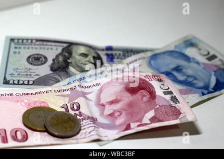 Türkische Lira banknots. 100 TL und 200 TL. Stockfoto