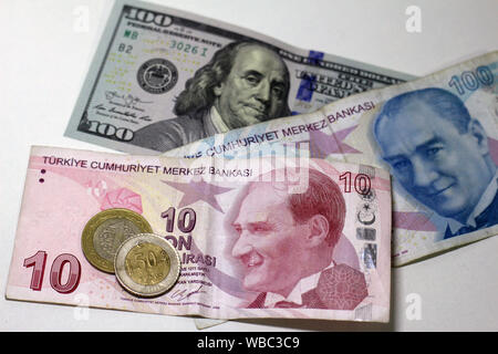 Türkische Lira banknots. 100 TL und 200 TL. Stockfoto