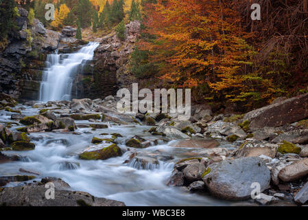 Gradas von Soaso, fällt auf arazas Fluss, Nationalpark Ordesa y Monte Perdido, Huesca, Spanien Stockfoto