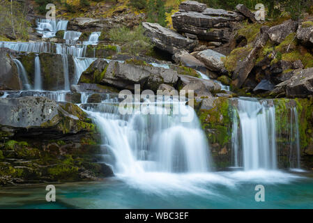 Fällt auf arazas Fluss in Gradas De Soaso, Nationalpark Ordesa y Monte Perdido, Huesca, Spanien Stockfoto