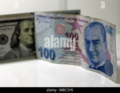 Türkische Lira banknots. 100 TL und 200 TL. Stockfoto