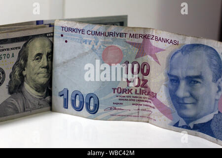 Türkische Lira banknots. 100 TL und 200 TL. Stockfoto