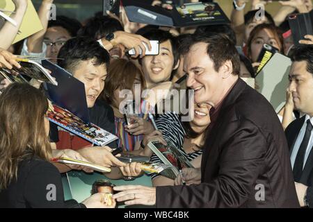 August 26, 2019, Tokyo, Japan: Regisseur Quentin Tarantino Autogramme für die Fans während des Japan Premiere für den Film Once Upon a Time in Hollywood außerhalb Tokyo Midtown Hibiya Shopping und Entertainment Komplex. Tarantino, Leonardo DiCaprio und Produzent Shannon McIntosh kam in Japan der Film, der japanischen Theater am 30. August Hits zu fördern. (Bild: © Rodrigo Reyes Marin/ZUMA Draht) Stockfoto