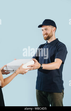 Frau Hände für die Annahme einer "Lieferung von einem Kurier, wobei es von ihm Stockfoto