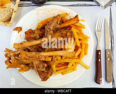 Lecker Hammel Fleisch in Sauce geschmort in Backofen mit knusprigen Bratkartoffeln serviert. Spanische Küche Stockfoto