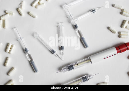 Technik der assistierten Reproduktion pen und kleine Spritzen mit ovarian Ultraschall in der Mitte. IVF und IUI Behandlung Medikamente. Stockfoto