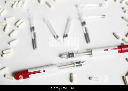 Technik der assistierten Reproduktion pen und kleine Spritzen mit ovarian Ultraschall in der Mitte. IVF und IUI Behandlung Medikamente. Stockfoto