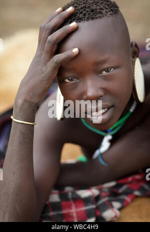 Schöne junge tribal Mursi Frau in den Mago Nationalpark, untere Omo Valley, Äthiopien Stockfoto