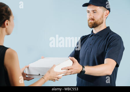 Die Frau ist für die Annahme einer "Lieferung von einem Kurier, nämlich aus ihm Stockfoto