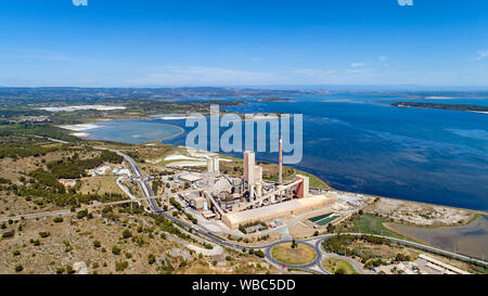 Luftbild einer Zementfabrik entlang der Berre See in Port La Nouvelle Stockfoto