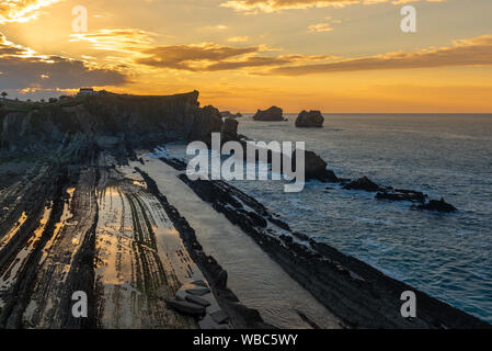 Gebrochene Küste (Costa Quebrada) bei Sonnenuntergang, Liencres, Kantabrien, Spanien Stockfoto