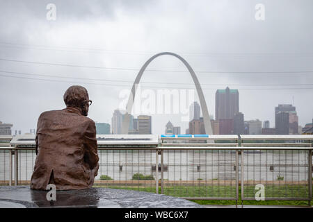 Saint Louis Missouri, USA von Amerika, 12. Mai 2019. Statue von Malcolm Martin Rückansicht, Stadtbild und bewölkter Himmel im Frühling Stockfoto