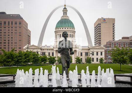 Saint Louis Missouri, USA von Amerika, 12. Mai 2019. Saint Louis Gateway Arch und Kiener Park, bewölkt Frühling Stockfoto