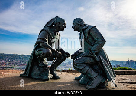 Pittsburgh Pennsylvania USA Nordamerika, Mai 7., 2019. Sicht der Skulptur. George Washington und Seneca Chief Guyasuta Stockfoto