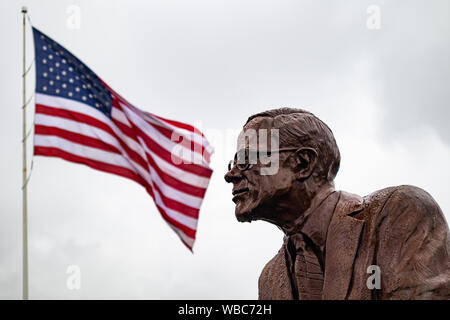 Saint Louis Missouri, USA von Amerika, 12. Mai 2019. Statue von Malcolm Martin und US Flag waving gegen bewölkten Himmel in einem Frühling Stockfoto