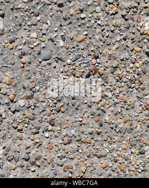 Pellets in alten Asphalt. Hintergrundtextur des alten Weges. Stockfoto
