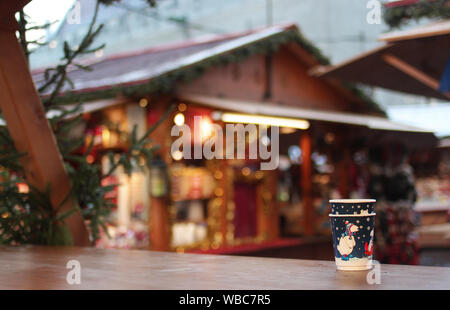 Single use Glühwein Becher in Weihnachtsmarkt. Verschmutzung Krise Konzept Stockfoto