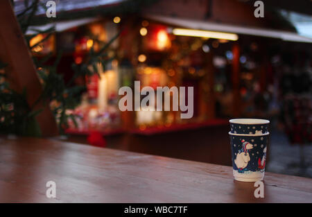 Single use Glühwein Becher in Weihnachtsmarkt. Verschmutzung Krise Konzept Stockfoto