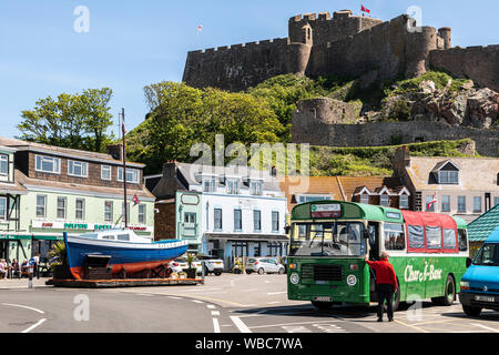 Eine Kremserfahrt der Jersey Bus- und Bootstouren unternehmen gestoppt bei Gorey Pier unten Mont Orgueil Castle, Jersey Stockfoto