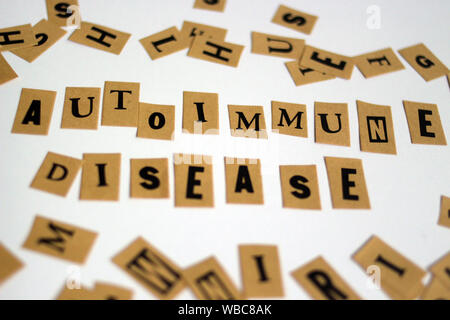 Wort AUTOIMMUNERKRANKUNG, auf einem Tisch geschrieben Stockfoto