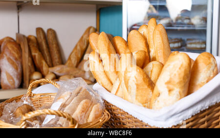 Nahaufnahme der frisch gebackene Baguettes in Weidenkorb auf Showcase in Bäckerei Stockfoto