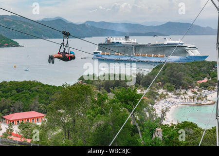 Karibik Kreuzfahrten - Royal Caribbean Hymne der Meere in den Hafen in Labadee Haiti - Cruise Ship Port-Kreuzfahrtschiff Urlaub - Kreuzfahrt Schiff Ferienhäuser Stockfoto